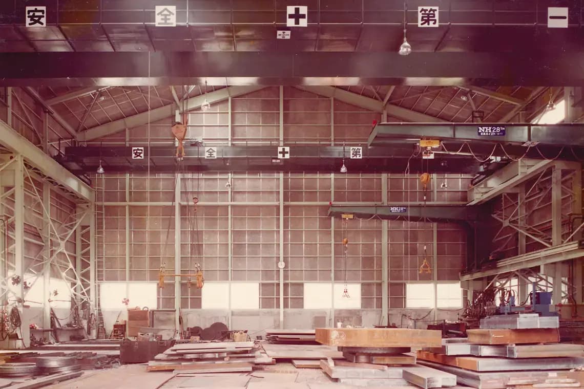 南港レーザー工場内の全景